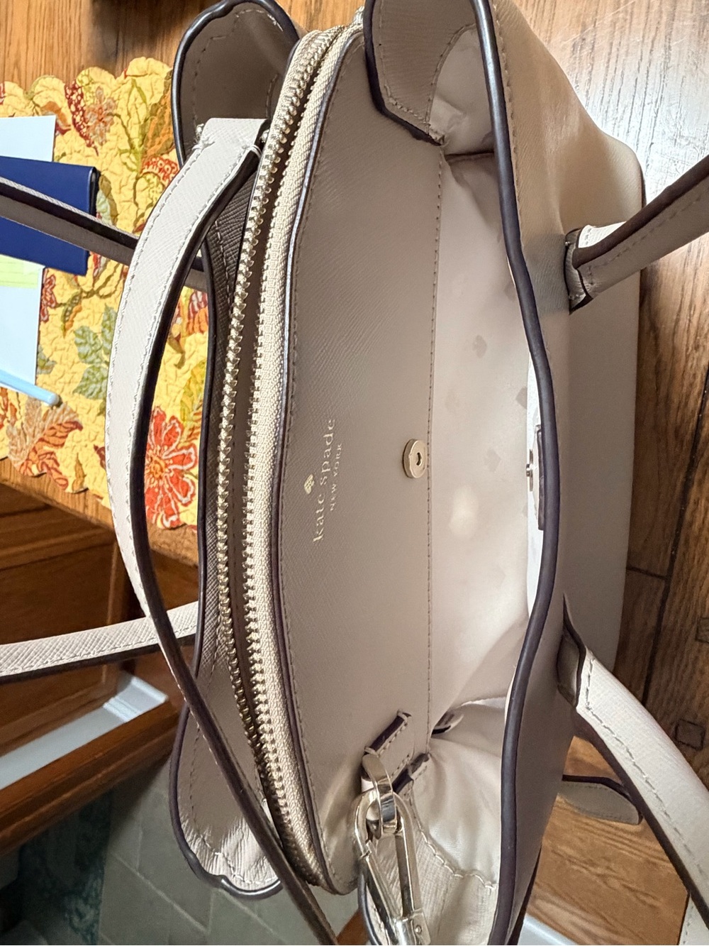 Women's Leather Tote Bag in Light Beige - Classic Structured Carryall - Picture 4 of 4
